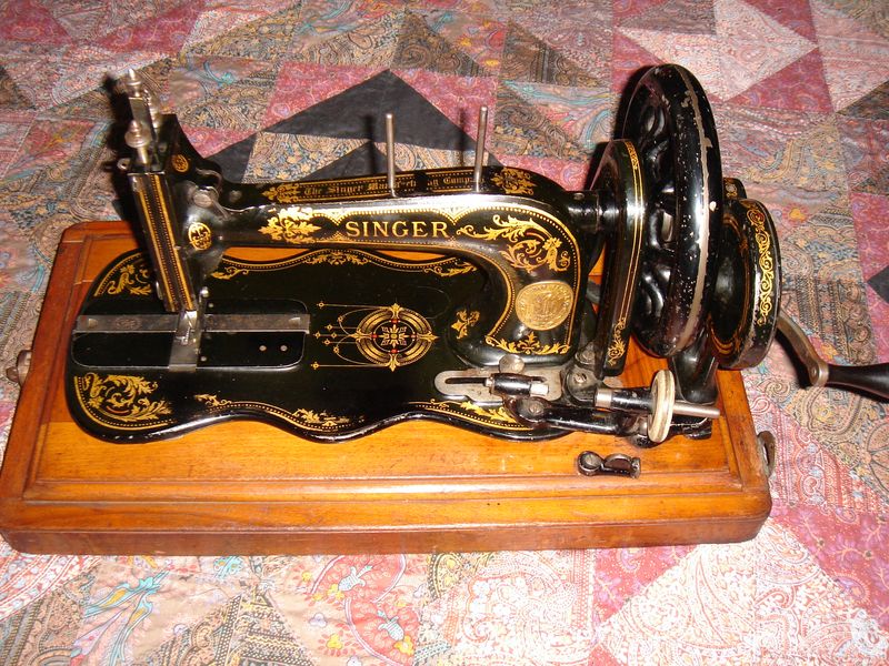 Singer's. Швейная машинка Зингер a3022222. Зингер к12 швейная машина. Швейная машинка Зингер Белошвейка 19 века. Челнок на швейную машинку Зингер.